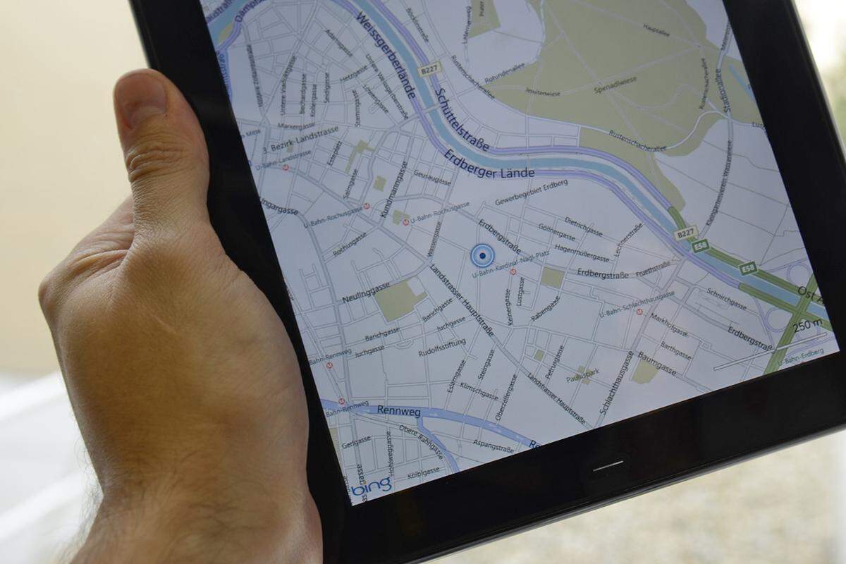 Für Orientierung soll Bing Maps sorgen. Das Kartenmaterial präsentiert sich ordentlich und übersichtlich. Um das TouchPad allerdings länger in einer ausgestreckten Hand halten zu können, muss man schon recht gut trainiert sein. Immerhin wiegt das Trumm 740 Gramm und ist damit sogar schwerer als der bisherige Tablet-Schwergewichtsmeister Motorola Xoom mit 730 Gramm.