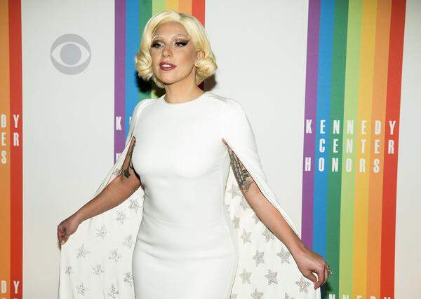 "Ich bete für Bobbi Kristina", erklärte auch Lady Gaga. "Die Welt sende ihr Kraft."