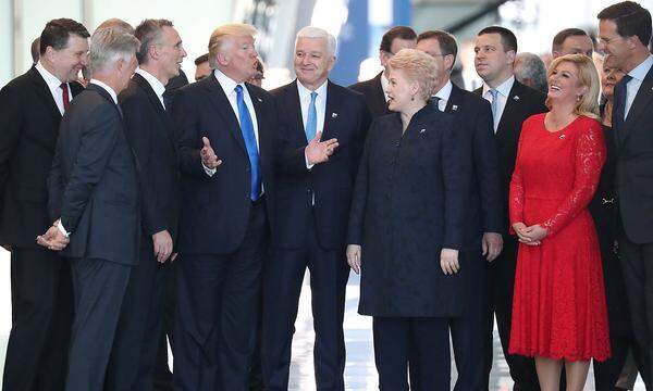 25. Mai. Mit seinem Verhalten während des Nato-Gipfels im Mai zeigt der US-Präsident, dass er kein Mann für die zweite Reihe ist: Bei einem Rundgang durch das Nato-Hauptgebäude schiebt er Montenegros Premierminister Dusko Markovic (Im Bild rechts neben Trump) unsanft nach hinten. Nachdem er sich vorgedrängt hat, zupft der US-Präsident sein Sakko zurecht und lächelt selbstbewusst in die Kameras.