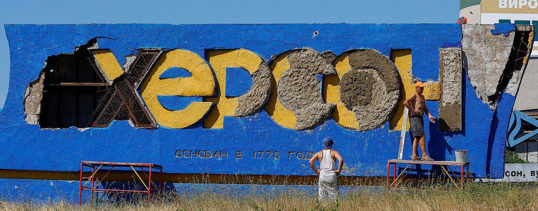 Der Name der ukrainischen Stadt Cherson in kyrillischer Schrift auf einem beschädigten Monument nahe der Antoniwka-Straßenbrücke.