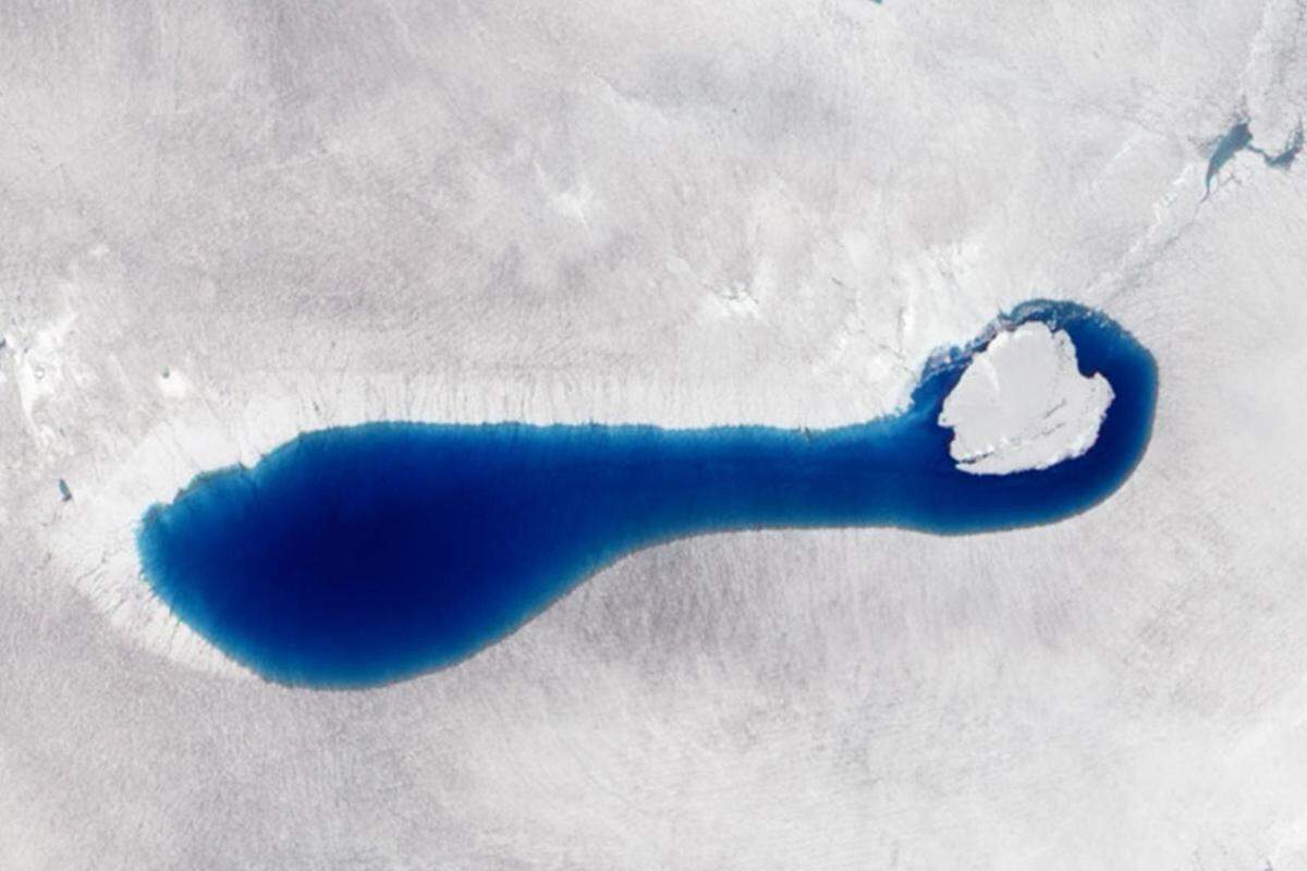 Earth Observing-1, ein Satellit der NASA, schickte dieses Bild eines Sees aus geschmolzenem Schnee in Grönland zur Erde. Aufnahme vom 4. Juli 2010.