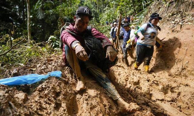 Erschöpft vom Marsch durch den Darién-Urwald: Ein Venezolaner macht Rast auf dem Weg.