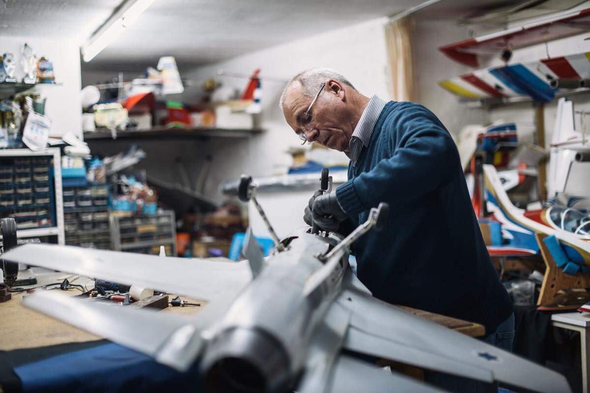 "Bleib zu Hause und gehe deinem Hobby nach", ist der Titel dieses Fotos. "Jeder sollte ein Hobby haben, das ihm dabei hilft, besser mit Stress umzugehen", erklärt der in Portugal lebende Fotograf Maksym Kaharlytskyi. So könne man vor bösen Gedanken "davonlaufen". Und das selbst auf engem Raum.