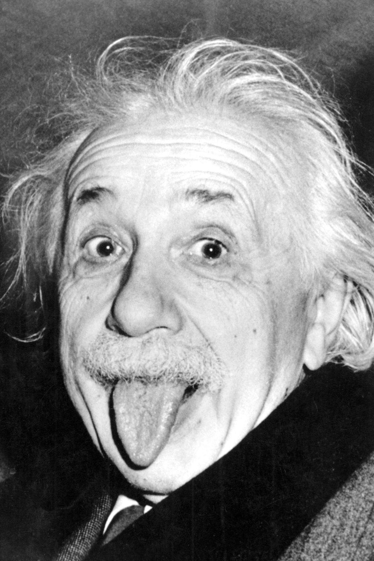 Schlechte Nachricht für Schüler, die mit diesem Mythos einen "Fetzen" entschuldigen wollen: Albert Einstein schlug sich in den Naturwissenschaften hervorragend, in den anderen Fächern durchschnittlich. Der Irrtum dürfte auf einer falschen Interpretation seiner Noten basieren. Der spätere Physik-Nobelpreisträger beendete seine schulische Laufbahn in der Schweiz, in seinem Maturitätszeugnis hat er die Durchschnittsnote 5. Im Schweizer System bedeutet das „Gut“ (das dortige Notensystem reicht von 1 bis 6 als bester Note). Schlechteste Note in Einsteins Maturitätszeugnis war ein 3er in Französisch. In Algebra, Geometrie, Darstellende Geometrie und Physik hatte er jeweils Note 6 (Sehr Gut). Auch sitzen blieb Einstein während seiner Schulzeit nie.