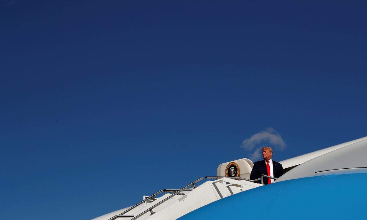 4. August 2018. US-Präsident Donald Trump geht an Bord des Regierungsfliegers Air Force One am Flughafen in Morristown, New Jersey.