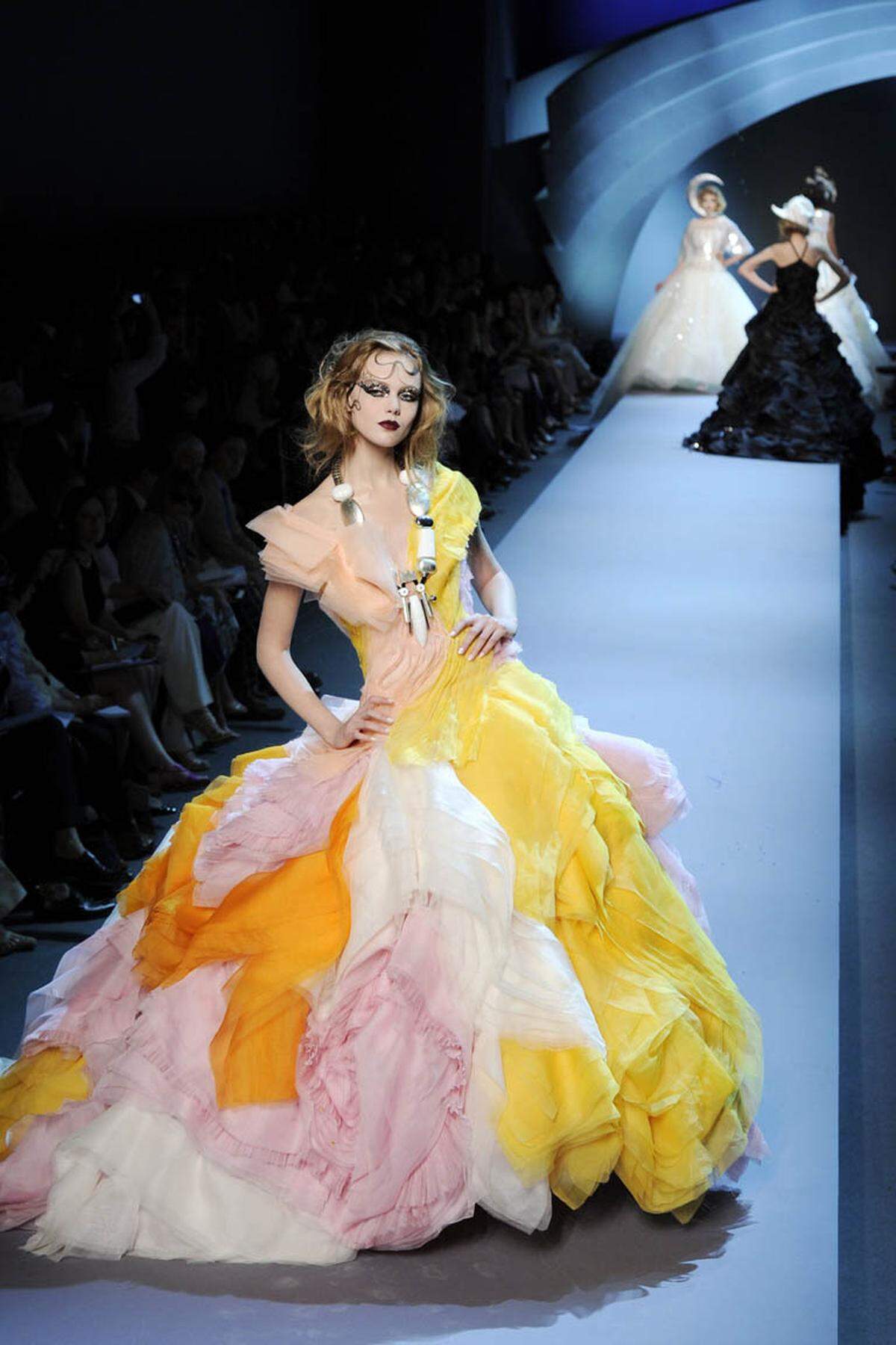 Dresscode Für Damen sind bodenlange Kleider ein Muss – erstens will das zumeist der Dresscode, darüber hinaus aber auch die stilsicher absolvierte „Grande Entrée“. Zum Beispiel, ideal für den Bonbonball, in einer Tüllfantasie von Dior Couture, ...