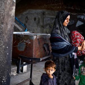 Eine Palästinenserin bereitet sich mit ihren Kindern darauf vor, vor den vorrückenden israelischen Truppen aus Rafah zu fliehen.
