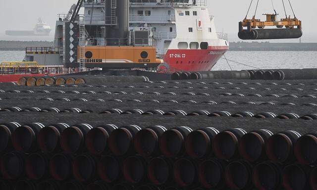 Archivbild: Material für den Bau der Nord Stream 2 wird in Rügen verladen.
