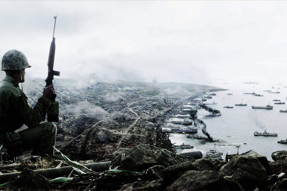 Von militärischer Relevanz ist die gerade einmal 21 Quadratkilometer große Insel, weil US-Bomber dort stationiert werden können und die Insel auch als Notlandeplatz geeignet ist. Zudem flogen die japanischen Luftstreitkräfte bis dahin ihre Angriffe gegen US-Bomber von Iwo Jima aus.Szene aus dem Film "Flags of Our Fathers"