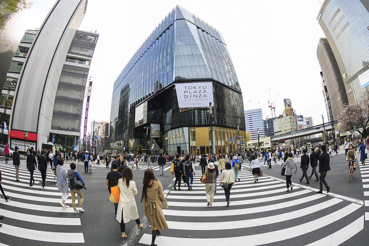 In der japanischen Hauptstadt kommt man an den Shops internationaler Luxusmarken nicht vorbei. Unbedingt besuchen sollte man auch die Trendviertel Harajuku und Shibuya.