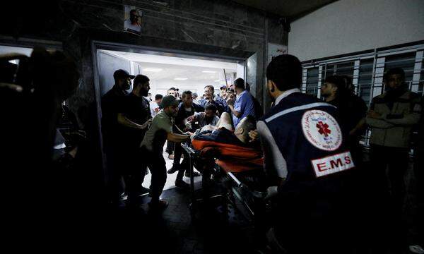 Kriegsgebiet Gazastreifen. Ein Verletzter wird in Gaza-Stadt ins al-Shifa-Spital eingeliefert.