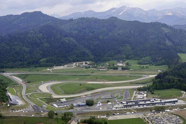 Die Rennstrecke in Spielberg wurde 1969 als Österreichring eröffnet und hieß von 1997 bis 2003 A1-Ring. Nach dem Rückzug der Formel 1 wurde der Kurs nach langem Tauziehen und gescheiterten Projekten generalsaniert und umgebaut.