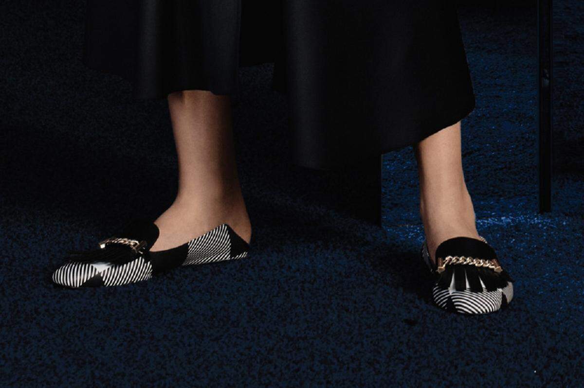 Detailverliebt: Von Boss gibt es schwarz-weiße Loafer mit Golddetails. Redaktion: Schaufenster-Stylistin Barbara Zach