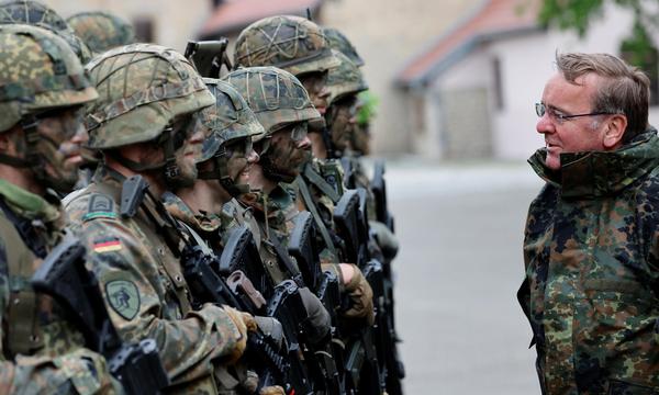Der deutsche Verteidigungsminister Boris Pistorius will den Wehrdienst wieder einführen - zumindest ein bisschen.