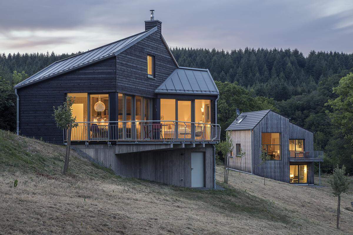 Kleines Vulkaneifelhaus nennt sich das Urlaubsdomizil für zwei Personen in Rheinland-Pfalz/Deutschland, designt von Fiederling Habersang Architekten aus Zürich.