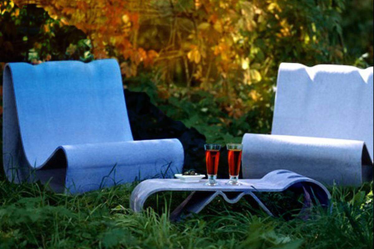 1954 schuf der Schweizer Designer Willy Guhl den ersten Strandstuhl aus jenem Zement, dem die Firma Eternit ihren Namen verdankt.  Der Loop Chair ist eine Weiterentwicklung des Originalentwurfs durch den 2004 verstorbenen Guhl selbst, der ihn noch sieben Jahre vor seinem Tod zeichnete. Dazu passend gibt es auch Hocker und Tischchen.