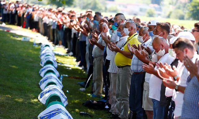 Gebete bei einem Massenbegräbnis am Friedhof bei Potocari bei Srebrenica in Bosnien und Herzegowina, 25 Jahre nach dem Massaker von Srebrenica.