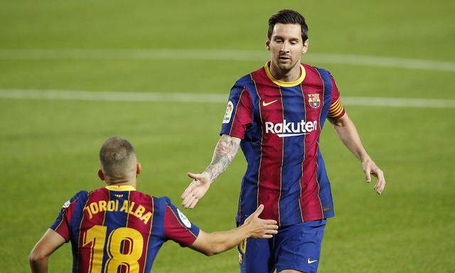 Lionel Messi klatscht mit Teamkollegen ab
