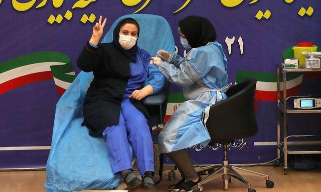 Eine iranische Krankenhausmitarbeiterin wird in Teheran geimpft.