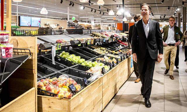 Mark Rutte (im Bild in einen Supermarkt in Den Haag) war in heftige Kritik wegen seiner Vorgangsweise in der Krise geraten.