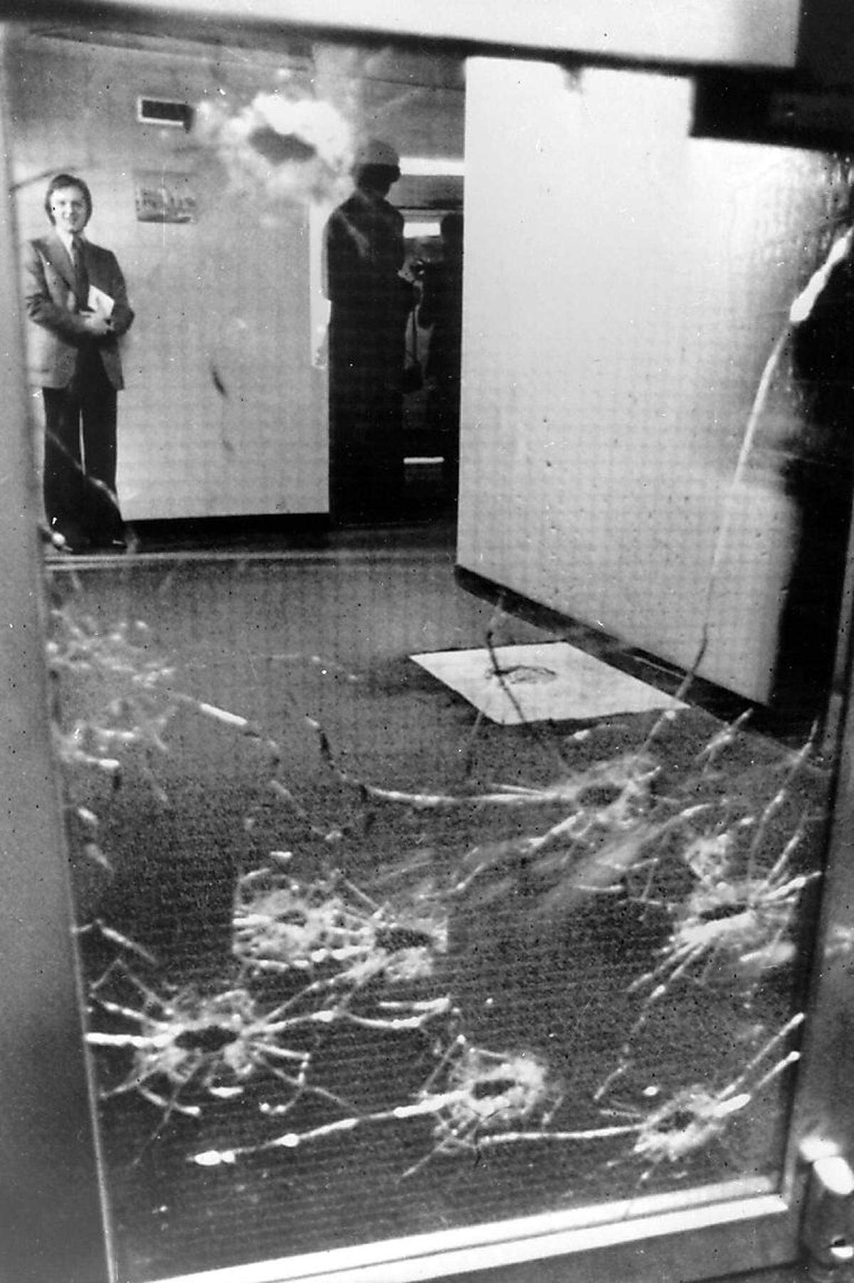 21. Dezember 1975: Ein Kommando unter dem berüchtigten Terroristen "Carlos" überfällt die Opec-Zentrale in Wien. Die Bilanz: drei Tote und zahlreiche Verletzte. Die Terroristen erhalten freies Geleit und dürfen mit mehreren Geiseln nach Algier fliehen. Innenminister Otto Rösch (SPÖ) verabschiedet "Carlos" mit Handschlag. Der Terrorist wird 1994 gefasst und sitzt in Frankreich in Haft.