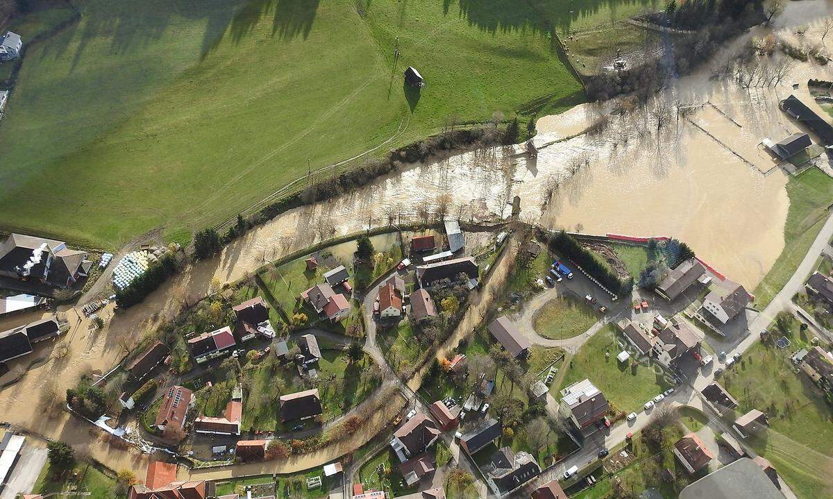 In Gurk in der Steiermark war die Hochwassersituation aus der Luft deutlich sichtbar.