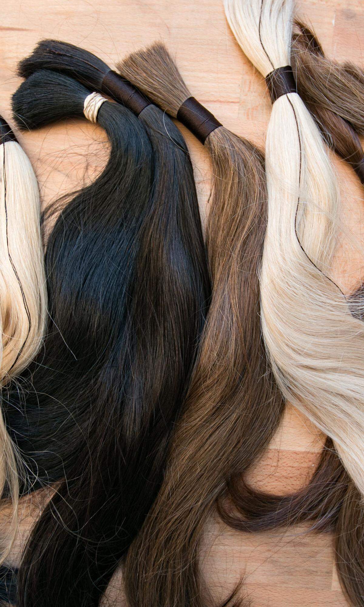 Europäisches und ostasiatisches Haar, oft auch indisches Tempelhaar, wird verwendet.