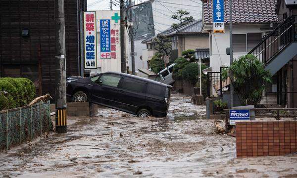 Es handelt sich um die schlimmste durch Regenfälle ausgelöste Katastrophe in Japan seit 2014. Damals waren bei Erdrutschen in der Region Hiroshima 74 Menschen ums Leben gekommen. Ein Bild aus Saka, Präfektur Hiroshima