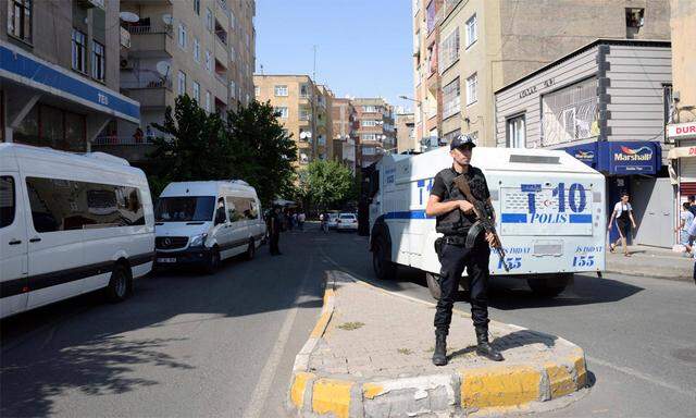 Türkische Polizei bewacht das Gebiet in Diyarbakir, wo das Attentat passierte.