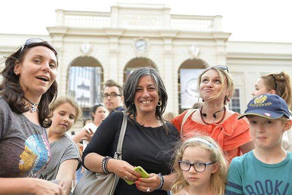  Der frisch gewählte Bundespräsident wurde auf der improvisierten Wahlparty allerdings nicht erwartet. Stattdessen mischten sich die Grüne Bundessprecherin Eva Glawischnig und auch die Wiener Vizebürgermeisterin Maria Vassilakou (Bild) unter die Feiernden. 