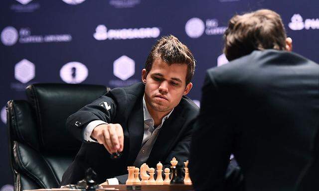 Magnus Carlsen am Zug (Archivbild aus der ersten Partie)