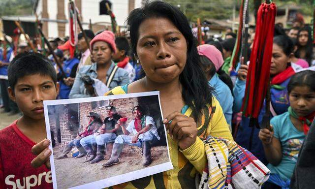Tote gehören hier zum Alltag: Angehörige des Nasa-Volks mit dem Foto eines getöteten Angehörigen, August 2019