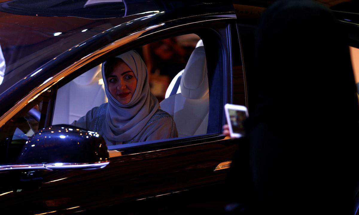 Für Frauen in Saudiarabien war 2017 ein vergleichsweise gutes Jahr: Die Regierung des streng islamischen Königreichs erlaubt Frauen künftig, den Führerschein zu machen und Auto zu fahren – ohne dafür bei ihrem rechtlichen Vormund um Erlaubnis beten zu müssen. Als letztes Land der Welt lässt der wahhabitische Staat damit ein Autofahrverbot für Bürgerinnen fallen. Noch eine andere Maßnahme, die der junge Kronprinz Mohammed bin Salman ankündigte, deutet auf eine Liberalisierung der Frauenrechte hin: Erstmals dürfen Frauen ab nächstem Jahr Sportstadien betreten. Die Maßnahmen sind Teil eines großen sozialen und wirtschaftlichen Reformpakets, das das Land für eine Post-Erdöl-Ära vorbereiten soll. So sollen ab 2018 erstmals seit 35 Jahren wieder Kinos ihre Pforten öffnen.