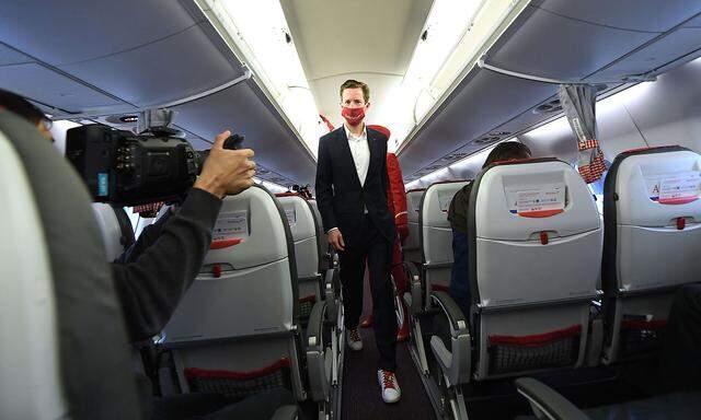 Archivbild: AUA-Chef Alexis von Hoensbroech beim Neustart der Austrian Airlines nach der coronabedingten Pause am 15. Juni. Seine Fluglinie geriet nun wegen der Boni für ihre Führungskräfte in die Kritik. 