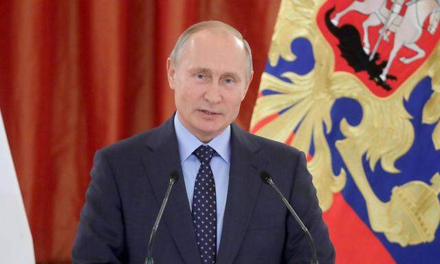 MOSCOW RUSSIA JUNE 1 2018 Russia s President Vladimir Putin addresses a ceremony to present the