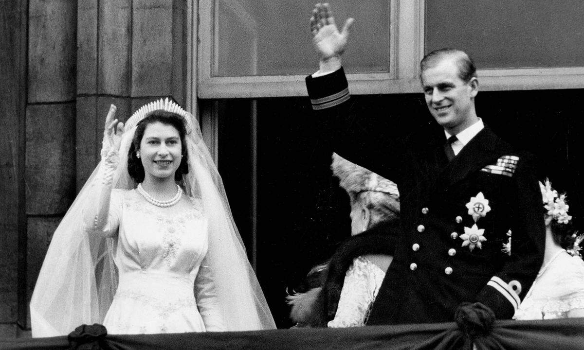 Queen Elizabeth II. und Prinz Philip, der am Sonntag seinen 97. Geburtstag feiert, genossen gleich zwei Mal ihre Flitterwochen. Kurz nach ihrer Trauung 1947 reisten sie nach Hampshire und dann weiter nach Birkhall in Aberdeenshire. Und mehrere Royals haben es ihnen gleichgetan – sowohl Prinz Charles als auch Prinz Edward setzten die Tradition fort, einen Teil der Flitterwochen im privaten Landhaus auf dem Anwesen Balmoral der Queen zu verbringen.