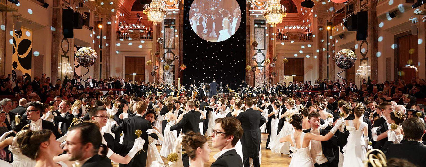 Unter dem Motto „Time to Celebrate“ begrüßten in der Hofburg die Gäste des Silvesterballs das neue Jahr mit dem Donauwalzer.