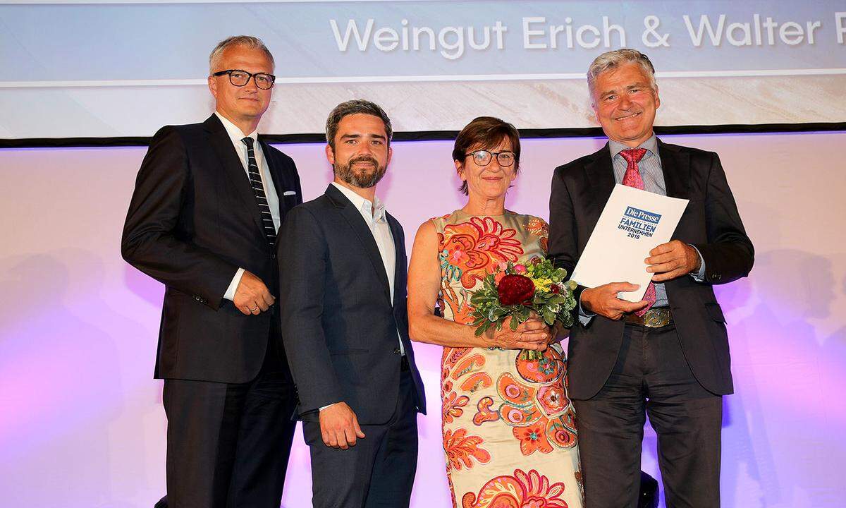 Steiermarks bestes Familienunternehmen ist das Weingut Polz: (v.l.): KSV1870-Vorstand und Jurymitglied Ricardo-José Vybiral zeichnet Christoph, Margareta und Erich Polz aus.