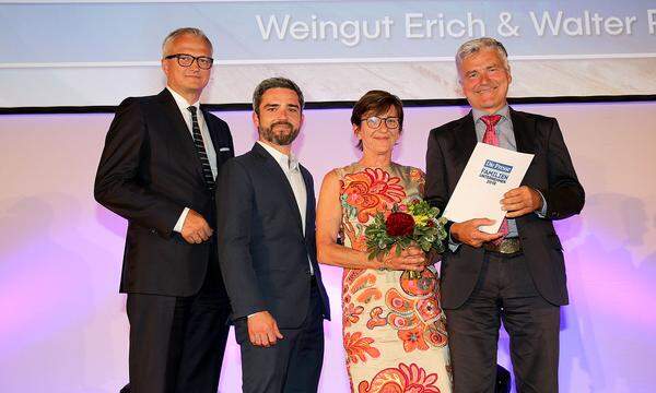 Steiermarks bestes Familienunternehmen ist das Weingut Polz: (v.l.): KSV1870-Vorstand und Jurymitglied Ricardo-José Vybiral zeichnet Christoph, Margareta und Erich Polz aus.