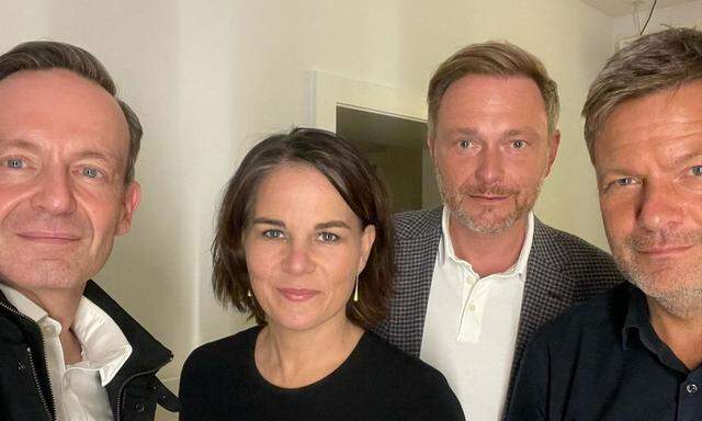 Ein ikonisches Selfie: Die Grünen-Vorsitzenden Annalena Baerbock und Robert Habeck trafen sich mit FDP-Chef Christian Lindner und Generalsekretär Volker Wissing. 