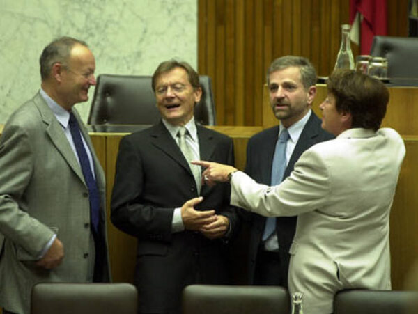 Mit Beginn des Sommersemesters 2004 fließen die Studiengebühren nicht mehr ins allgemeine Budget, sondern direkt an die jeweiligen Universitäten.