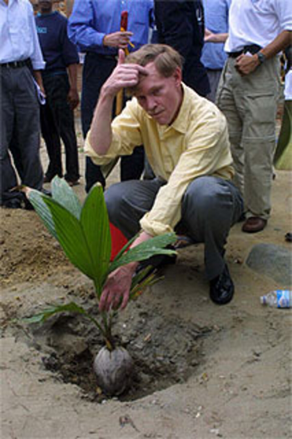 Zoellick arbeitete bereits für den Vater von George W. Bush. Er war enger Vertrauter des ehemaligen US-Außenministers James Baker in der Zeit der deutschen Wiedervereinigung, des ersten Kriegs gegen Saddam Hussein und des Kollaps der UdSSR.Im Bild: Zoellick pflanzt einen Baum in Banda Aceh, das 2004 stark von der Tsunami-Katastrophe betroffen war.