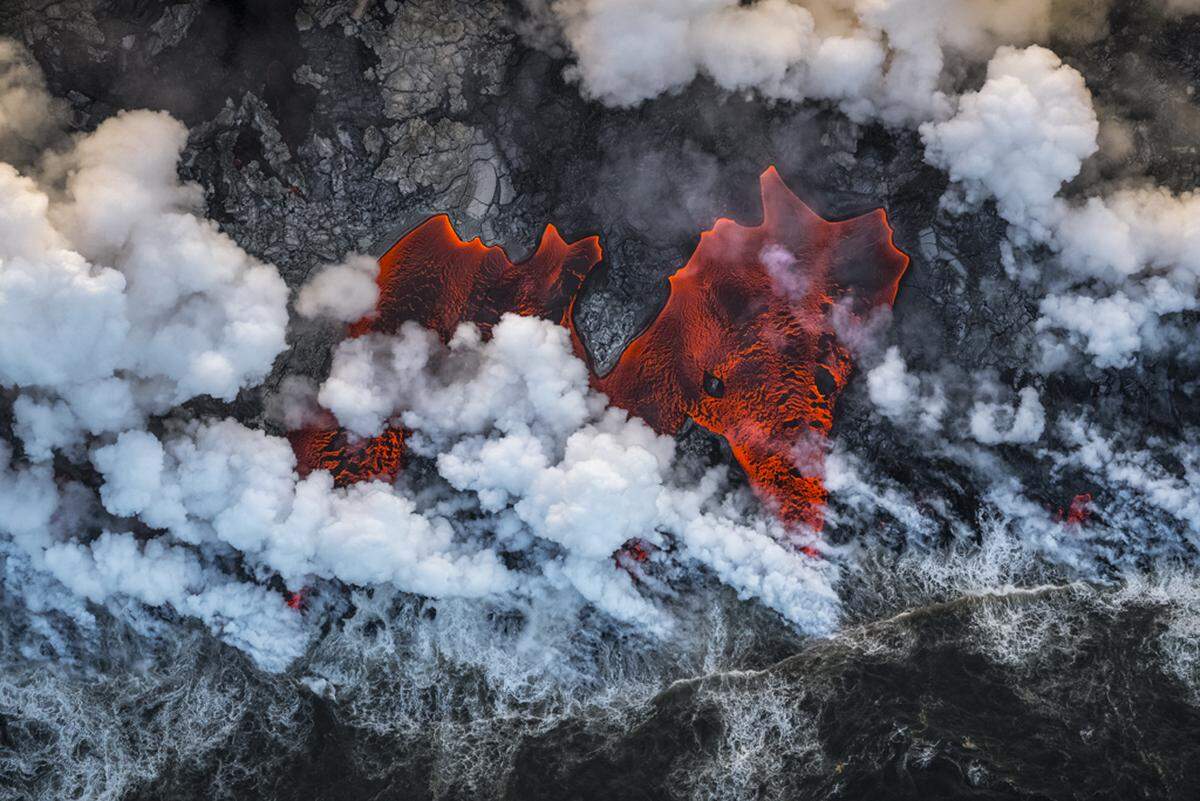 "Creation" - vom Spanier  Luis Vilariño Lopez fotografierte auf Hawaii Lavazungen von oben.