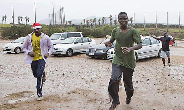 Diese jungen Männer haben es über die Grenze nach Melilla geschafft