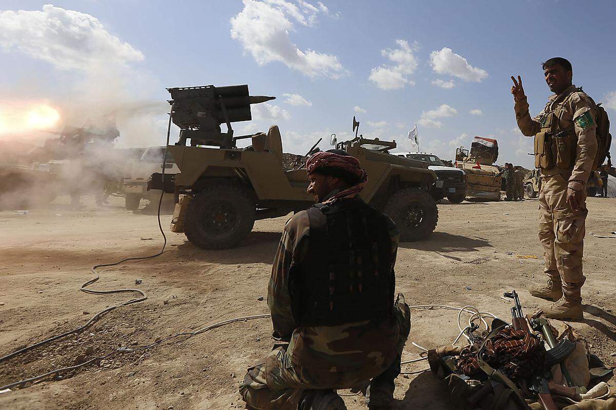 Die irakische Armee hat ihre bisher größte Offensive zur Rückeroberung einer Jihadisten-Hochburg gestartet. Seit Wochen wird um die Großstadt Tikrit gekämpft. Denn die IS-Extremisten leisten erbitterten Widerstand. Bilder von der Front.
