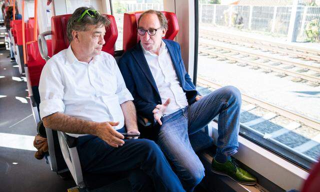 Vizekanzler Werner Kogler und Landerat Johannes Rauch (beide Grüne) im Zug zwischen Dornbirn und Bludenz, aufgenommen 2019. 