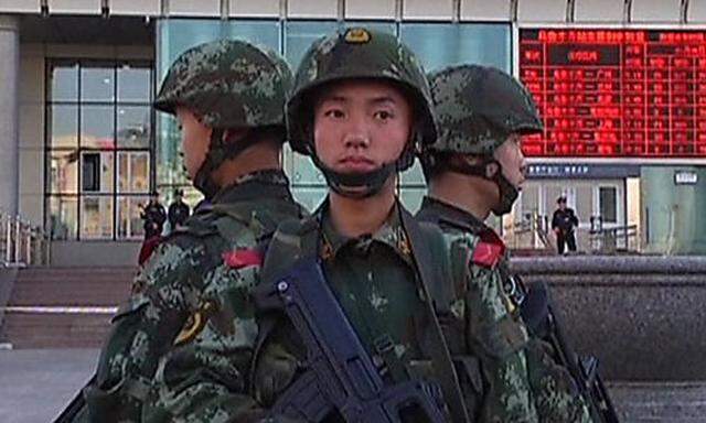 Chinesische Sicherheitsbeamte vor dem Bahnhof, wo der Anschlag stattfand.