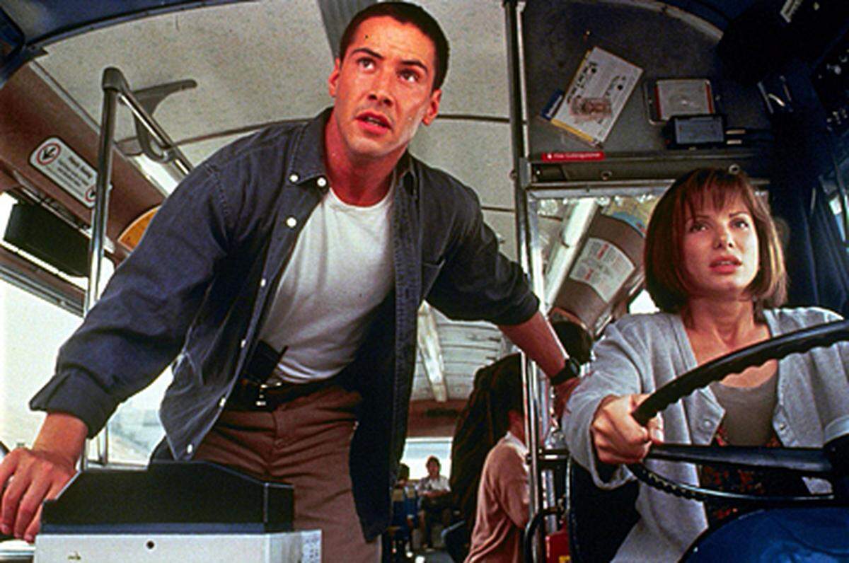 Der Film gelte zwar heute als recht konventioneller Thriller, damals war Speed mit Keanu Reeves und Sandra Bullock aber revolutionär, so Tarantino. Ein Terrorist droht, einen Bus in die Luft zu jagen. Die Bombe zündet sich, wenn das Fahrzeug langsamer als 80 km/h fährt. Eine rasante Jagd durch den Großstadtverkehr von Los Angeles.