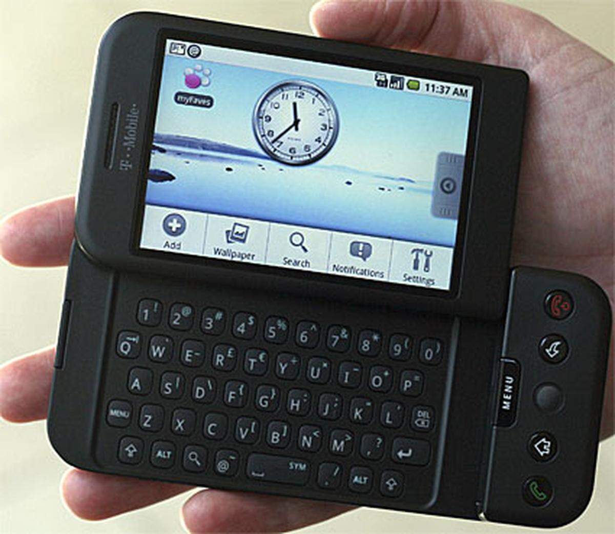 Während die Funktionen von "Android" schon länger bekannt sind, war heute erstmals offiziell auch das erste Gerät zu sehen. Das "T-Mobile G1" ist ein Smartphone des Windows-Mobile-Spezialisten HTC. Es besteht aus einem reinen Plastik-Gehäuse, einem Touchscreen, einem Trackball und einer ausziehbaren Volltastatur.