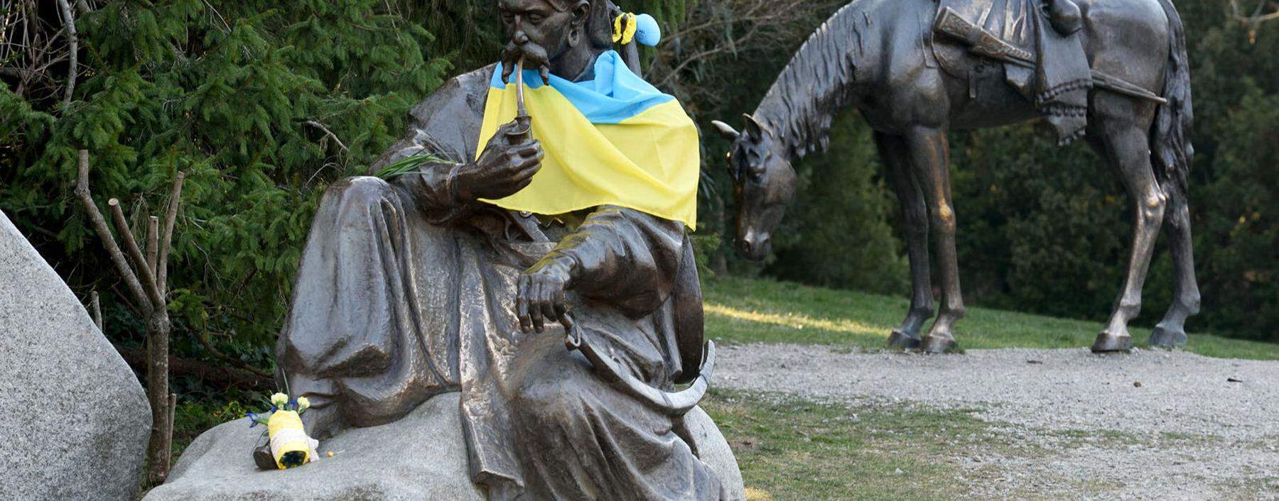 Dieser Tage von einer ukrainischen Fahne umhüllt: Das Kosakendenkmal, das es seit 2003 im Wiener Türkenschanzpark gibt. 